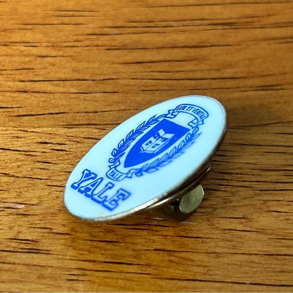🔸FINAL PRICE🔸 YALE Lux et Veritas Vintage Enamel Pin Hebrew Bible Crest RARE - Picture 2 of 7